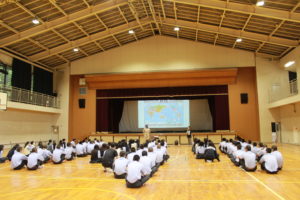 《総合コース》卒業生講演会「李勇樹さん～世界１周の旅を通して考えたアイデンティティ」を実施しました