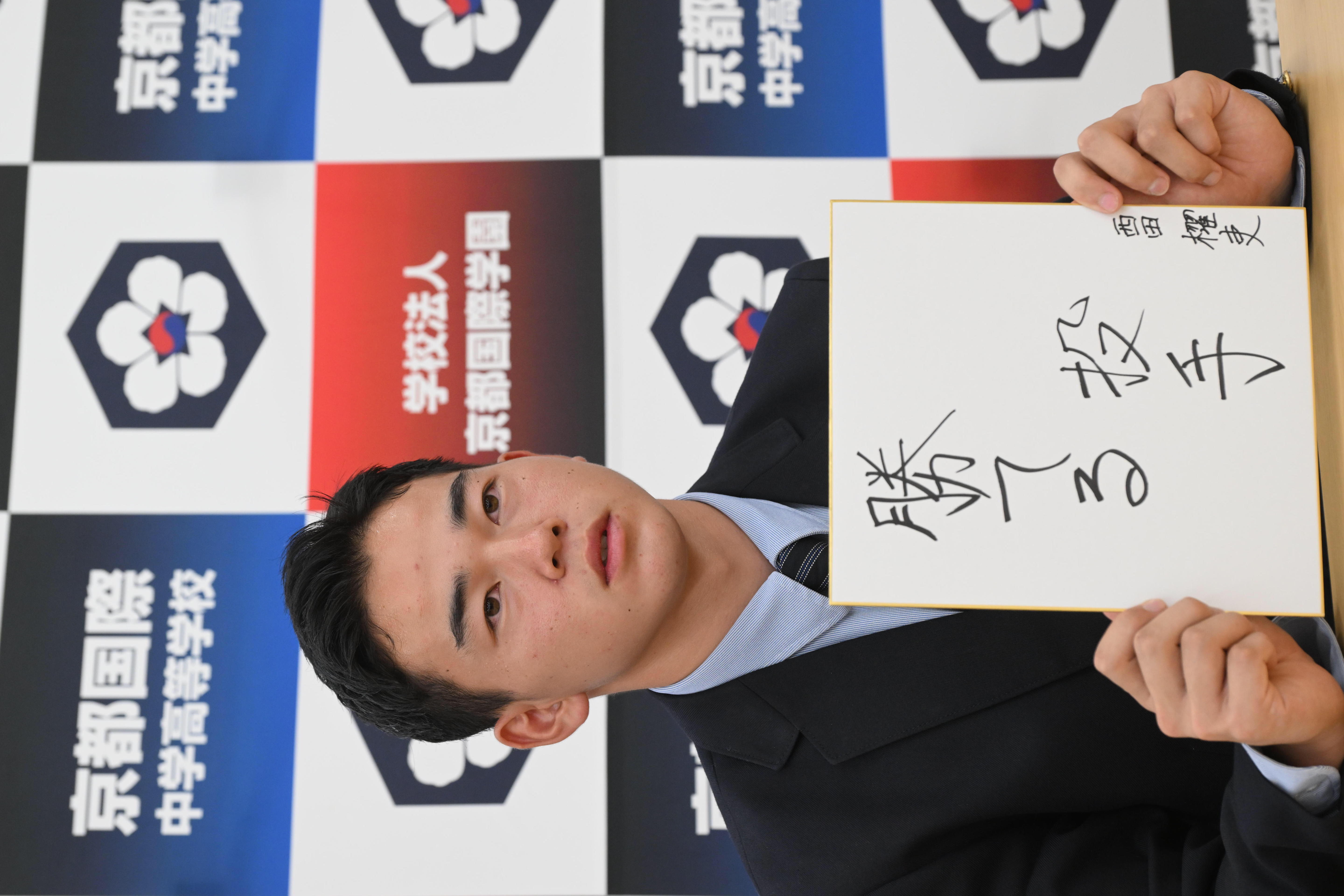 西田櫂吏くんが色紙を持つ様子