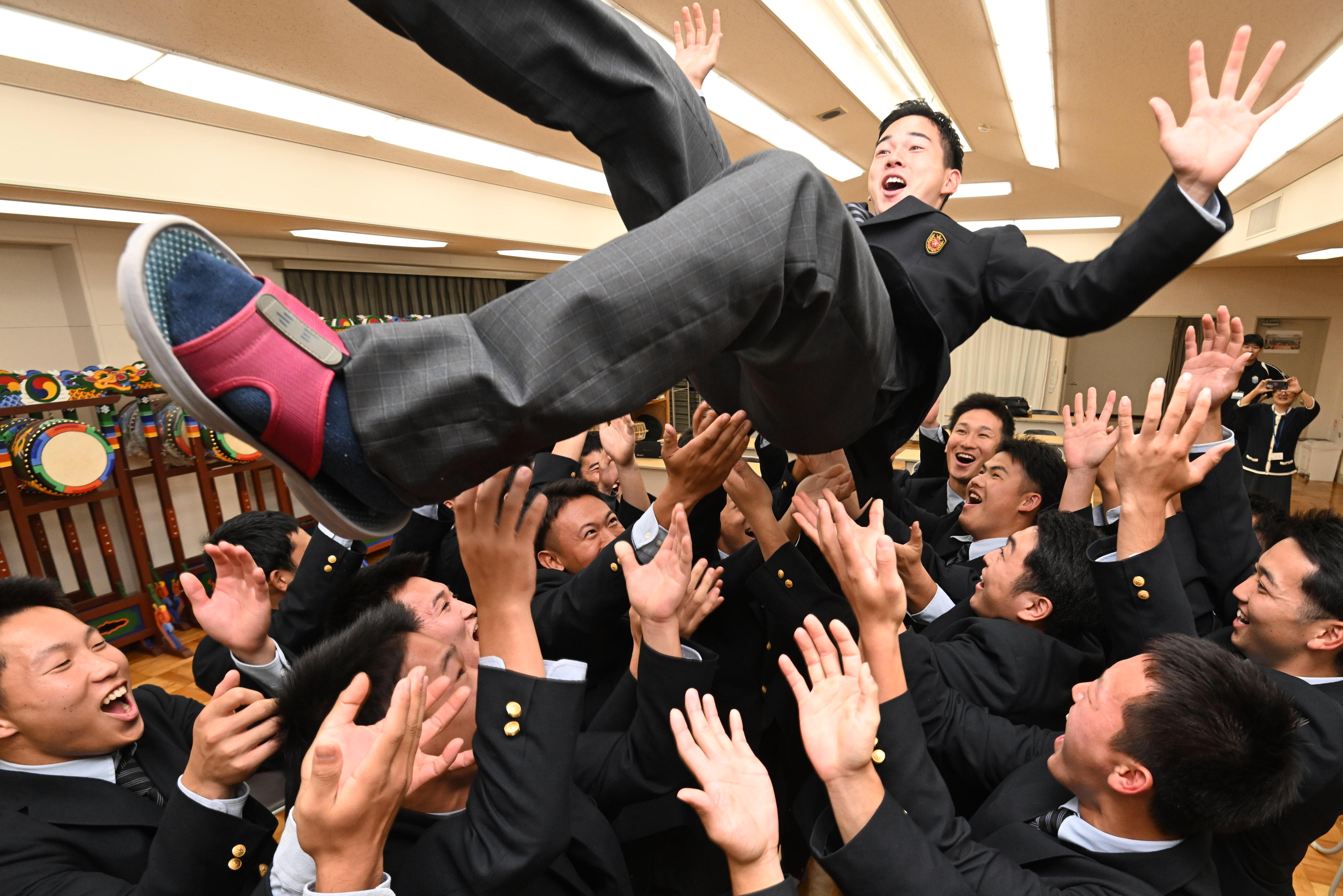 ドラフト指名を祝う胴上げ
